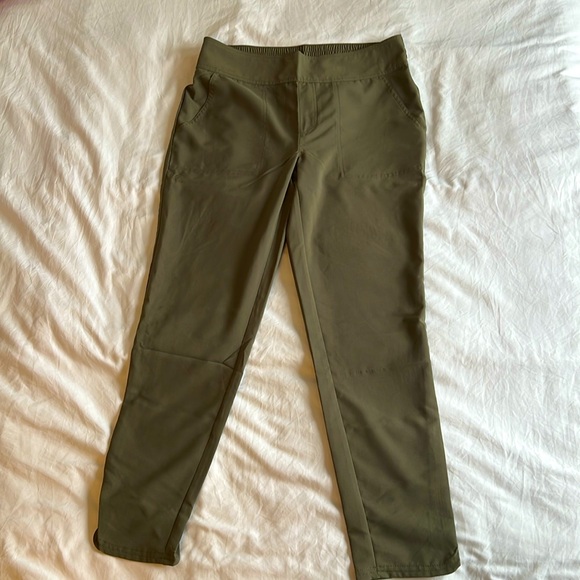 Sherpa Adventure green crop pants small, new - Picture 1 of 6